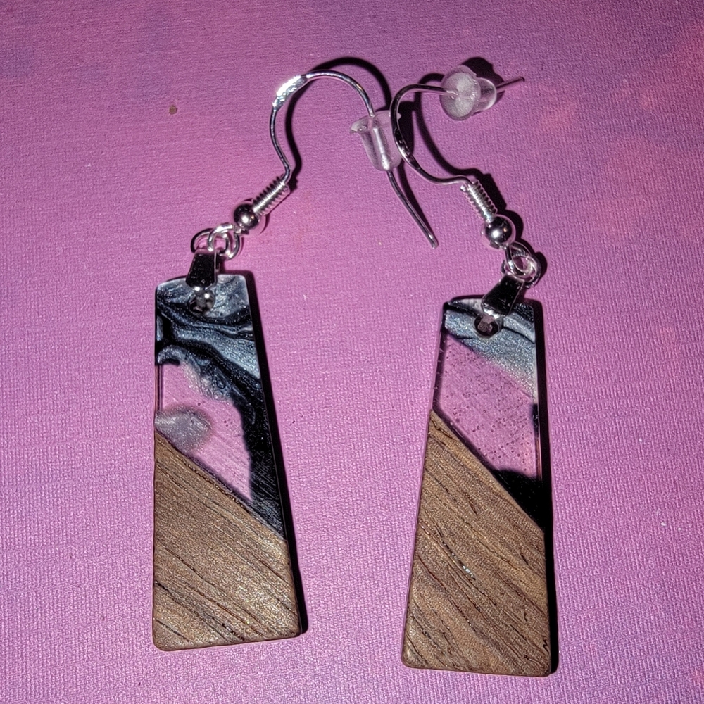 NWT, Classy Wood & resin earrings. Fishhook style